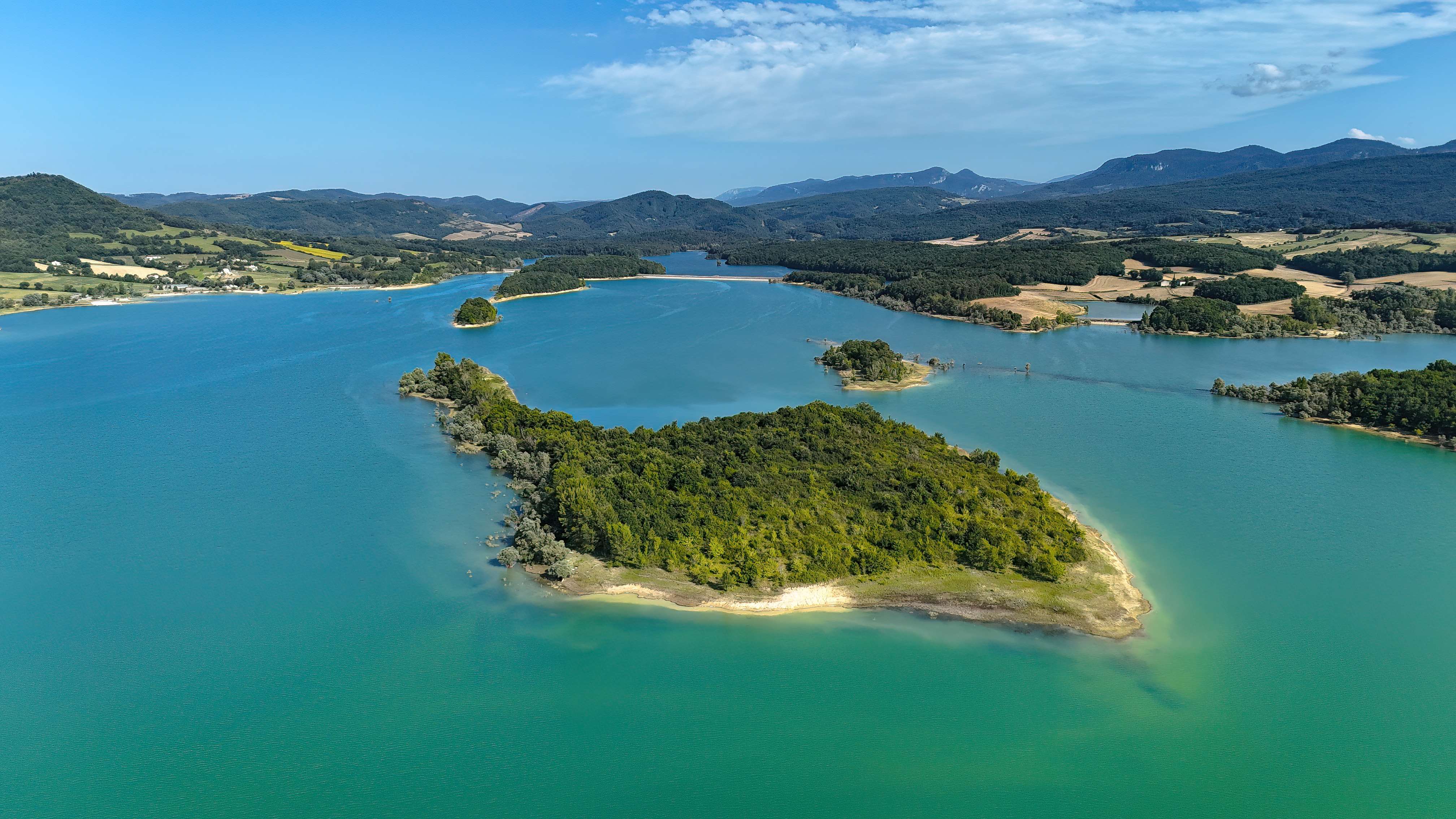 L'île principale vue du ciel ጠ C匁ur vert du Montbel
